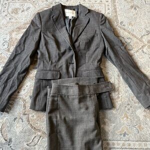 Banana Republic Business Pants Suit. Blazer Size 0, Pant Size 4. Mint condition.